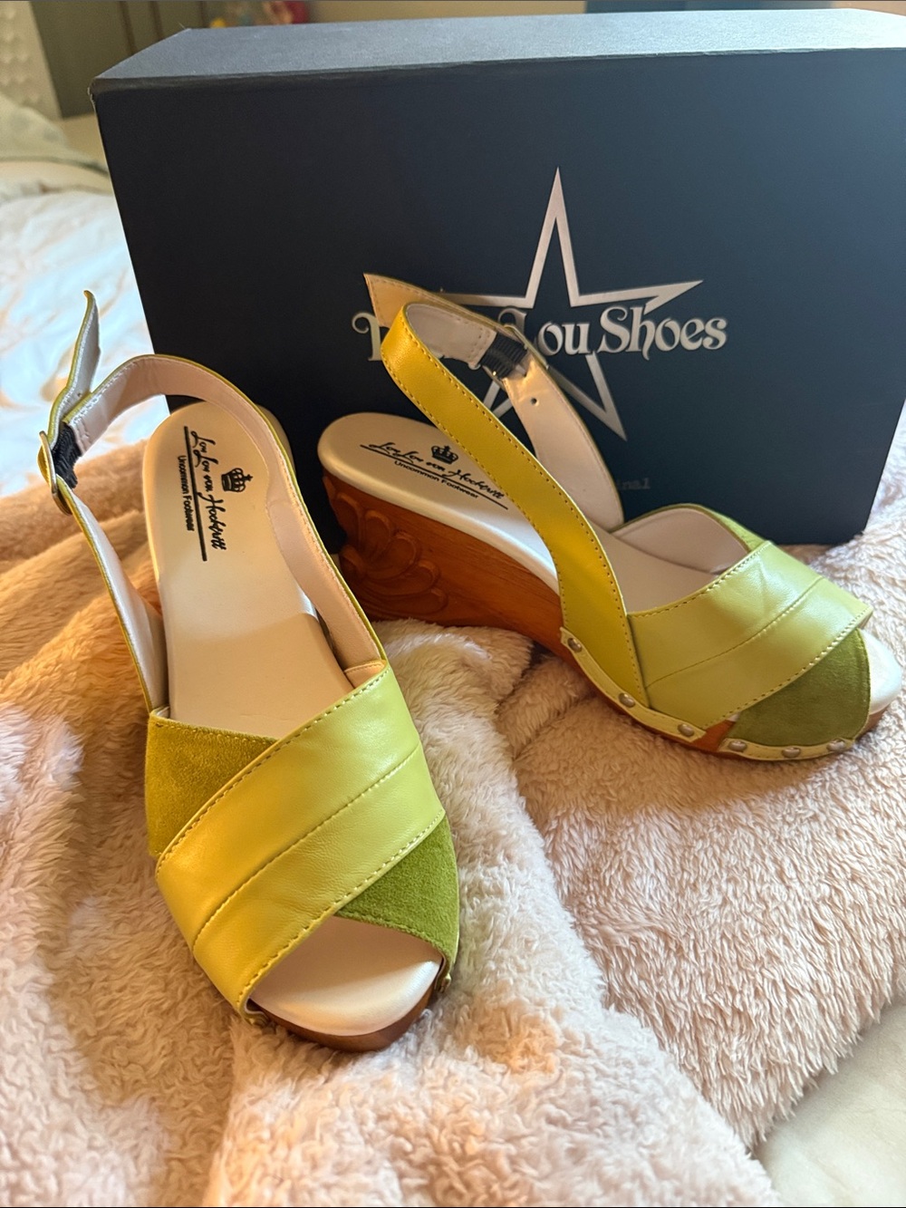 Lucky Lou Shoes Venus wedge size 8